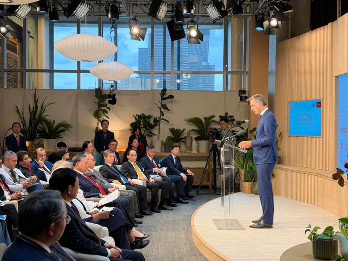 Các văn kiện được bàn giao tại New York trong khuôn khổ Tuần lễ Cấp cao Đại hội đồng Liên Hợp Quốc. Ảnh: UNDP