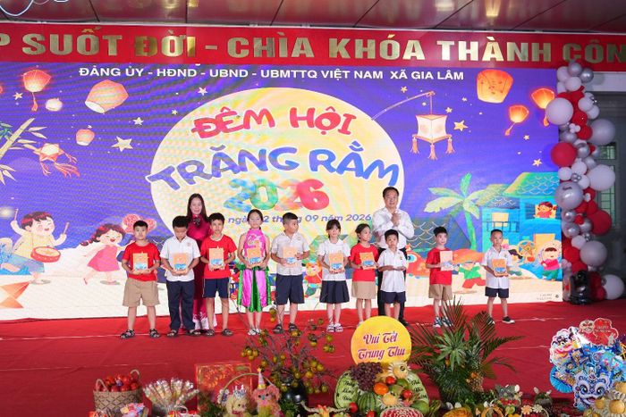Phó Bí thư Thường trực Đảng ủy, Chủ tịch HĐND xã Gia Lâm Phùng Thị Hoài Hương và Phó Chủ tịch UBND xã Gia Lâm Nguyễn Ngọc Dũng trao quà Trung thu cho các em thiếu nhi. Ảnh: H.A