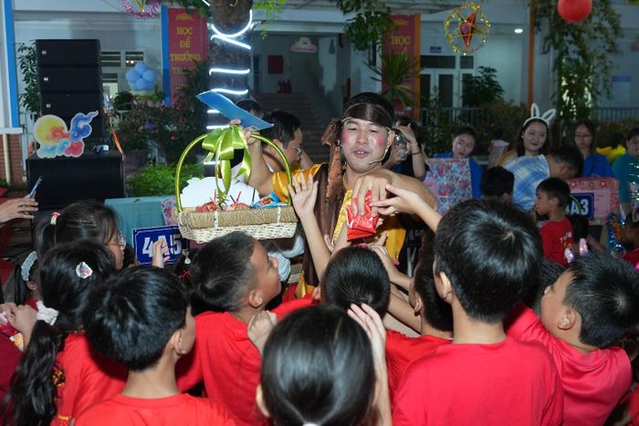 Không khí tưng bừng, rộn rã và niềm vui của các em thiếu nhi trong chương trình. Ảnh: H.A