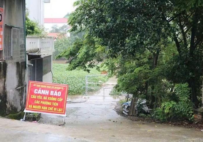 Biển cảnh báo được bố trí tại lối dẫn xuống cầu Lam Điền. Ảnh: Tùng Nguyễn