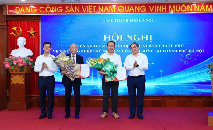 Lãnh đạo thành phố trao quyết định sandbox cho hai doanh nghiệp. Ảnh: PV