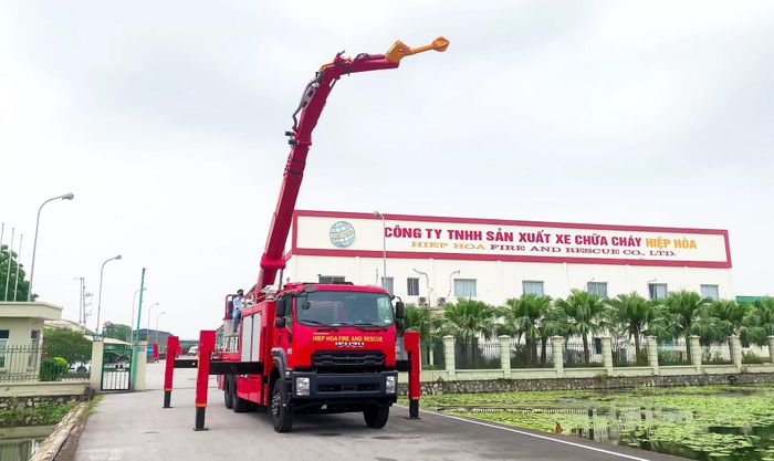 Xe thang chữa cháy 32m tích hợp hệ thống cơ khí, thủy lực và điều khiển chuyên dụng, hỗ trợ nâng cao hiệu quả xử lý sự cố. Ảnh: PV