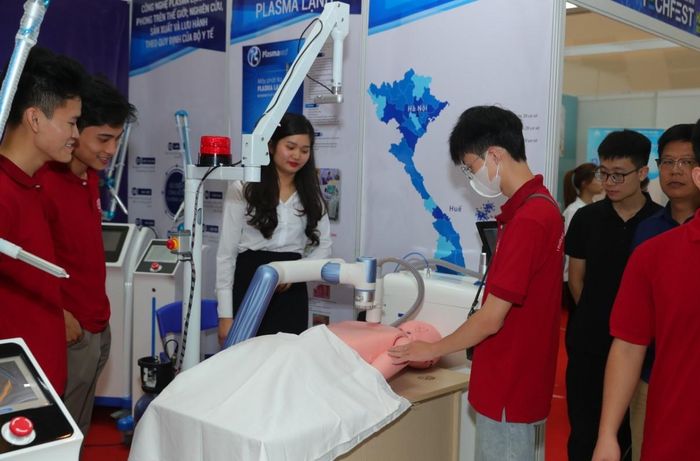 Chiếu tia Plasma lạnh bằng máy PlasmaMed là công nghệ tiên tiến trong lĩnh vực điều trị và chăm sóc vết thương . Ảnh: Thu Hằng