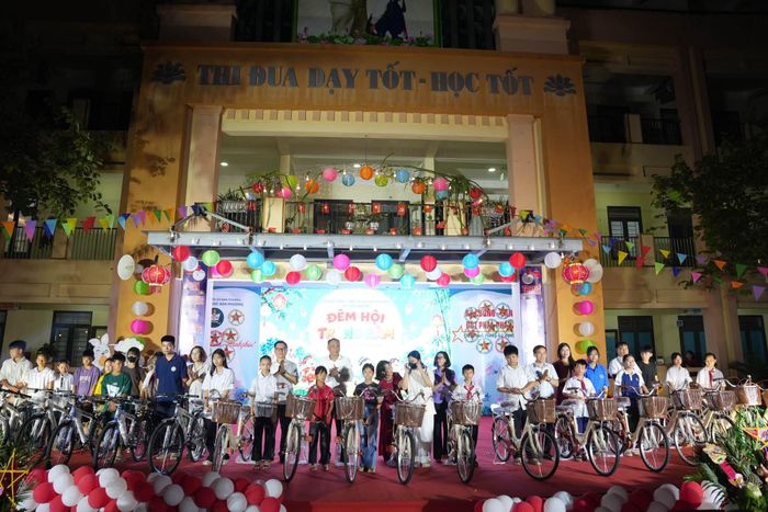 Trao tặng xe đạp cho học sinh có hoàn cảnh khó khăn. Ảnh: Ngân Nguyễn