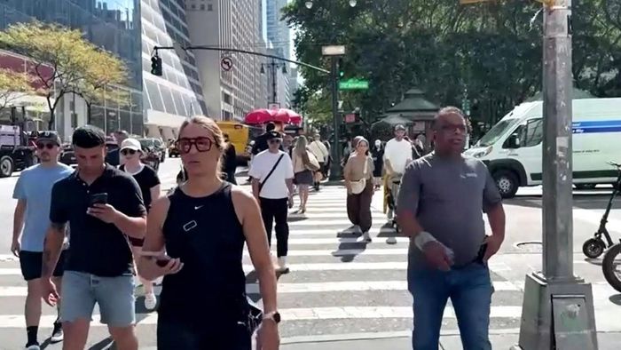 Người dân Mỹ trên đường phố New York. Ảnh: Reuters