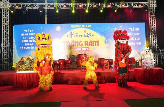 Đêm hội Trăng rằm phường Lĩnh Nam được mở màn bằng tiết mục Múa Lân đặc sắc. Ảnh: LN
