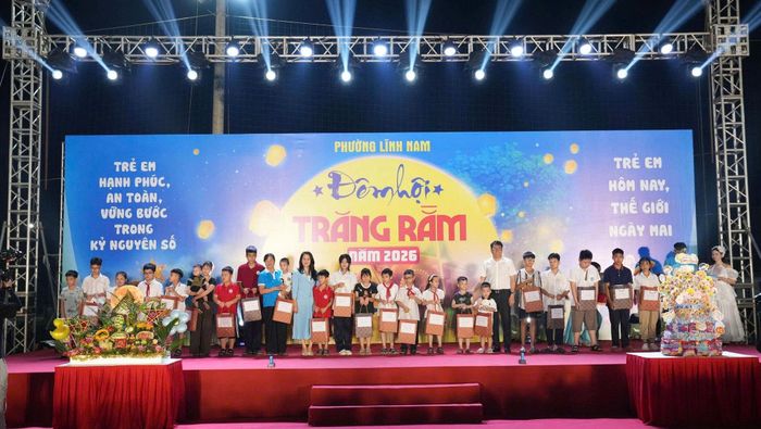 Lãnh đạo phường Lĩnh Nam trao quà cho các trẻ em có hoàn cảnh khó khăn. Ảnh: LN