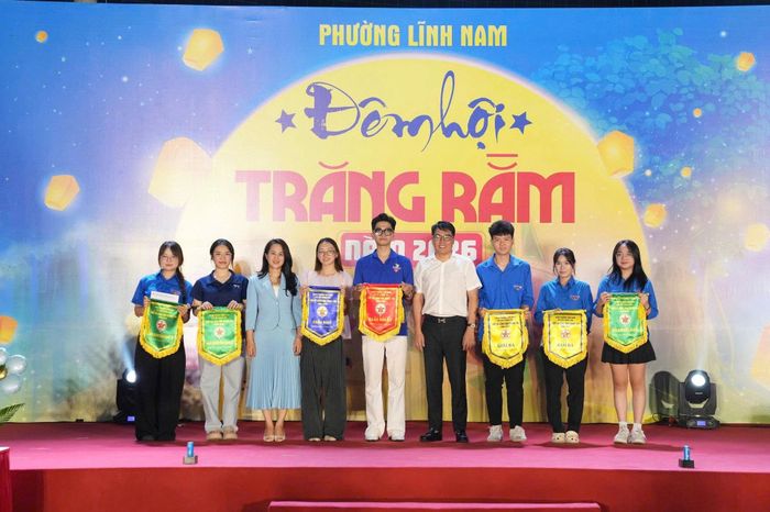 Phó Bí thư Đảng ủy, Chủ tịch UBND phường Lĩnh Nam Nguyễn Văn Đức trao giải cho các đội thi. Ảnh: LN
