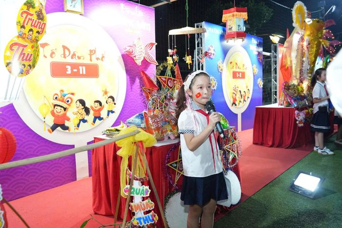 Các em thuyết trình về sản phẩm của đội mình. Ảnh: LN