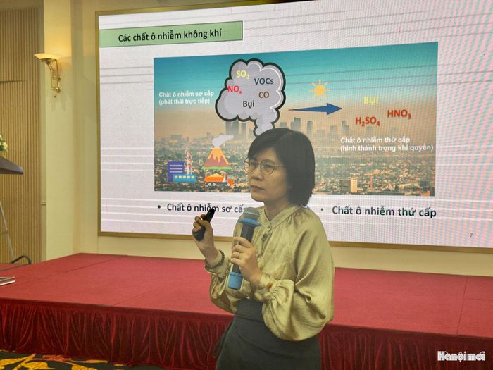 PGS.TS. Lý Bích Thuỷ chia sẻ về cách đọc đúng thông tin chất lượng không khí. Ảnh: Duy Anh