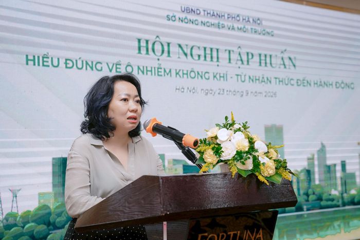 Phó Trưởng phòng Quản lý môi trường, Sở Nông nghiệp và Môi trường Hà Nội Lê Thanh Thủy phát biểu tại Hội nghị. Ảnh: PV