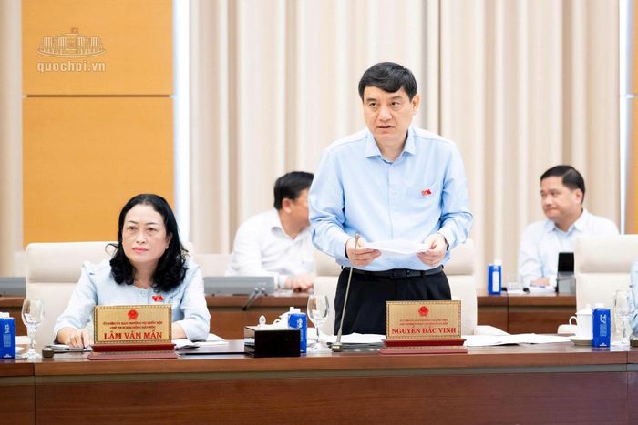 Chủ nhiệm Ủy ban Văn hóa – Xã hội của Quốc hội Nguyễn Đắc Vinh báo cáo thẩm tra. Ảnh: media.quochoi.vn