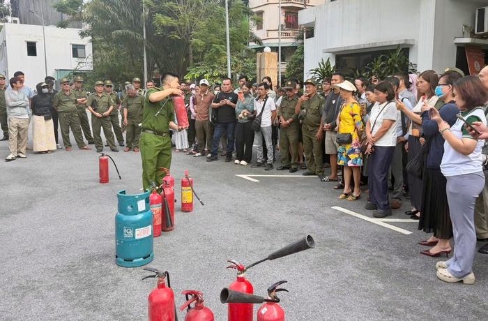 Cán bộ Phòng Cảnh sát PCCC và CNCH hướng dẫn các đại biểu cách sử dụng bình chữa cháy tại chỗ. Ảnh: H.Duy