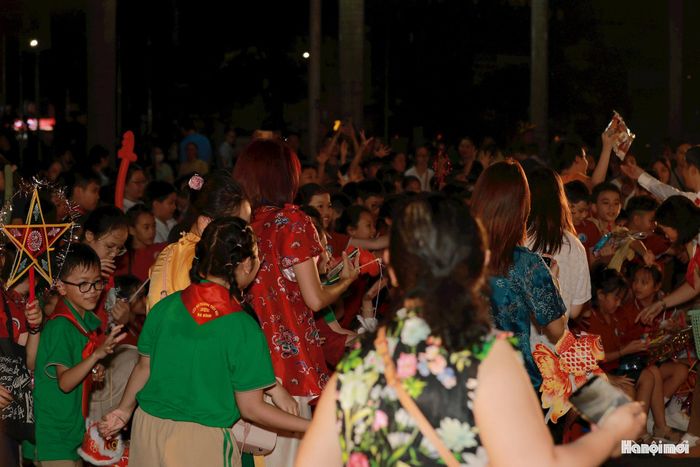 Không chỉ có các tiết mục biểu diễn, rước đèn là một trong những hoạt động được các em mong chờ. Các đội hình thiếu nhi nối nhau trong không khí vui tươi, cùng cầm đèn, di chuyển theo hướng dẫn của Ban tổ chức.