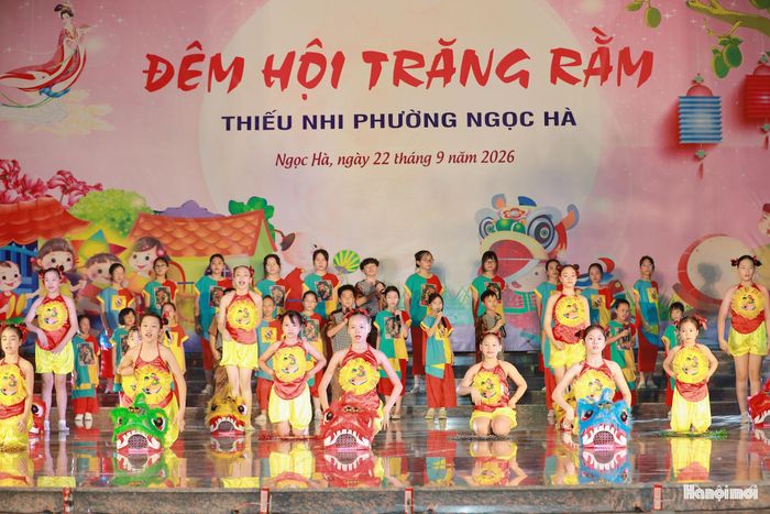 Khép lại Đêm hội Trăng rằm, những chiếc đèn vẫn lung linh, tiếng cười của trẻ nhỏ còn vang trên sân Cung Thể thao tổng hợp Quần Ngựa. Với các em, Trung thu không chỉ là một đêm hội có múa lân, rước đèn và quà tặng, mà còn là khoảng thời gian được vui chơi, được sẻ chia và cảm nhận một mùa Trung thu vui tươi, ngập tràn tiếng cười, an toàn và nhiều kỷ niệm.