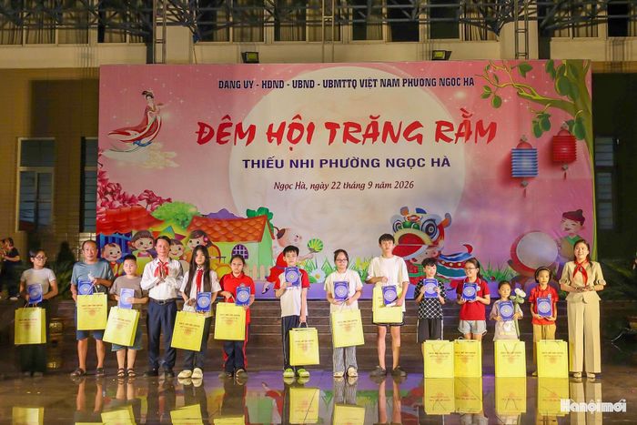 Theo đó, 104 trẻ em có hoàn cảnh đặc biệt trên địa bàn phường được tặng quà, với mức 1.000.000 đồng/suất, tổng kinh phí 104 triệu đồng. Tại Đêm hội Trăng rằm năm 2026, UBND phường Ngọc Hà trao tặng quà Trung thu đến 60 trẻ em có hoàn cảnh khó khăn trên địa bàn. Mỗi suất quà gồm 01 túi quà và 500.000 đồng tiền mặt. Đây là những phần quà thể hiện sự quan tâm, động viên của cấp ủy, chính quyền và cộng đồng đối với các cháu, góp phần để các cháu có thêm niềm vui trong dịp Tết Trung thu.