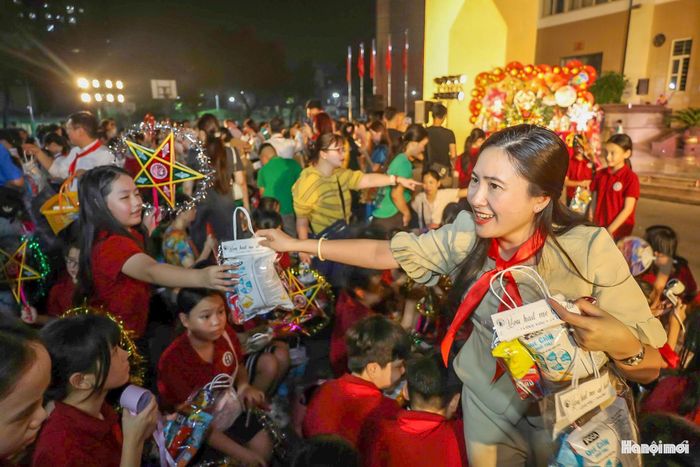 Từ những hoạt động giản dị ấy, Trung thu trở thành dịp để các em được gặp gỡ, vui chơi cùng bạn bè và lưu giữ những ký ức đẹp của tuổi thơ. Với những em nhỏ có hoàn cảnh khó khăn, sự quan tâm, những phần quà và tình cảm được trao gửi trong dịp này càng thêm ý nghĩa.