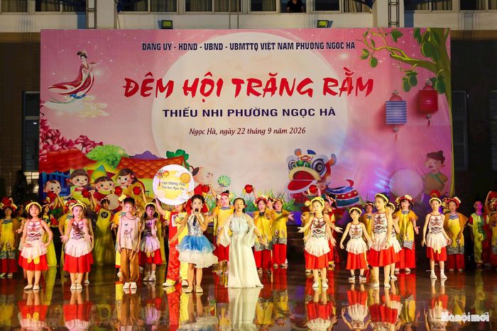 Tối 22-9, không khí Trung thu rộn ràng lan tỏa tại phường Ngọc Hà khi đông đảo thiếu nhi cùng hội tụ tại “Đêm hội Trăng rằm năm 2026”. Những chiếc đèn ông sao lung linh, tiếng trống múa lân rộn rã cùng các tiết mục văn nghệ đã mang đến cho các em một đêm hội nhiều niềm vui và kỷ niệm đẹp.