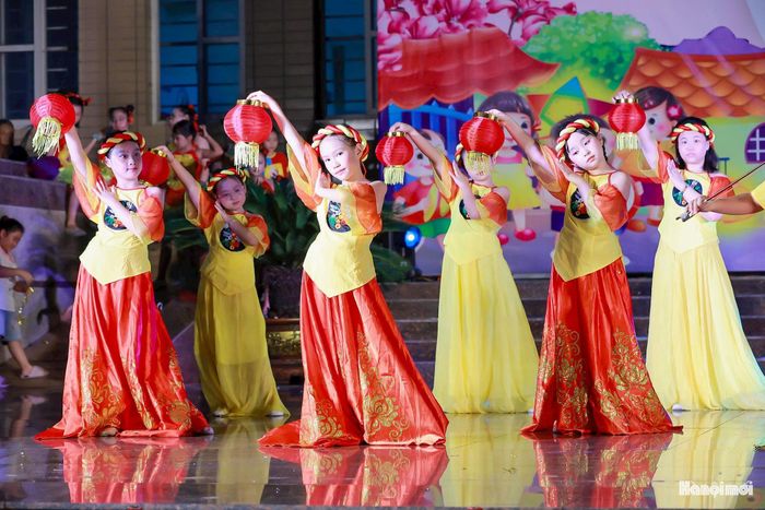 Tiếng trống hội vang lên cũng là lúc sân khấu trở nên sôi động. Những bước chân nhảy múa, tiếng reo hò và ánh mắt háo hức của các em tạo nên một không khí đặc biệt của Tết Trung thu - ngày hội vốn gắn với tuổi thơ qua hình ảnh chị Hằng, chú Cuội, đèn ông sao và những mâm cỗ đoàn viên.