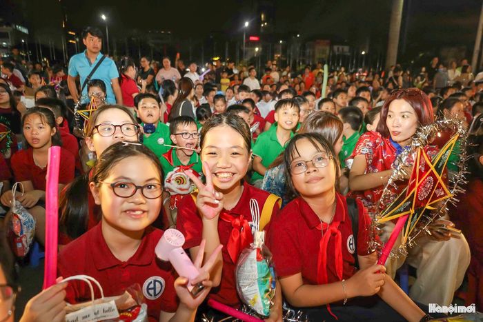 Nhiều em nhỏ đã háo hức có mặt, trên tay cầm những chiếc đèn ông sao đủ màu sắc.