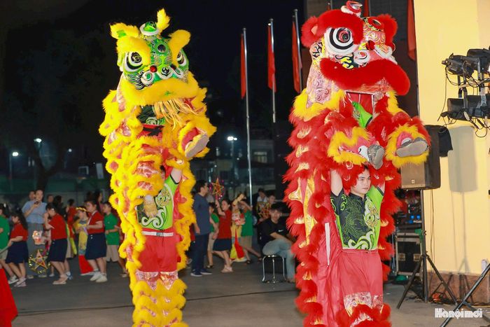 Trong ánh sáng lung linh của đêm hội, các em cùng nhau tham gia rước đèn, thưởng thức những màn múa lân, chương trình nghệ thuật và cùng ngắm mâm cỗ Trung thu được chuẩn bị công phu.