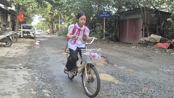 Học sinh đi học khá nguy hiểm, tiềm ẩn nguy cơ tai nạn giao thông. Ảnh: HL