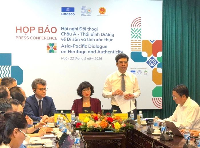 Ông Nguyễn Thanh Quang trả lời việc phục dựng Điện Kính Thiên bảo đảm tính xác thực của UNESCO tại họp báo Hội nghị Đối thoại châu Á - Thái Bình Dương về Di sản và tính xác thực. Ảnh: Hoàng Quyên