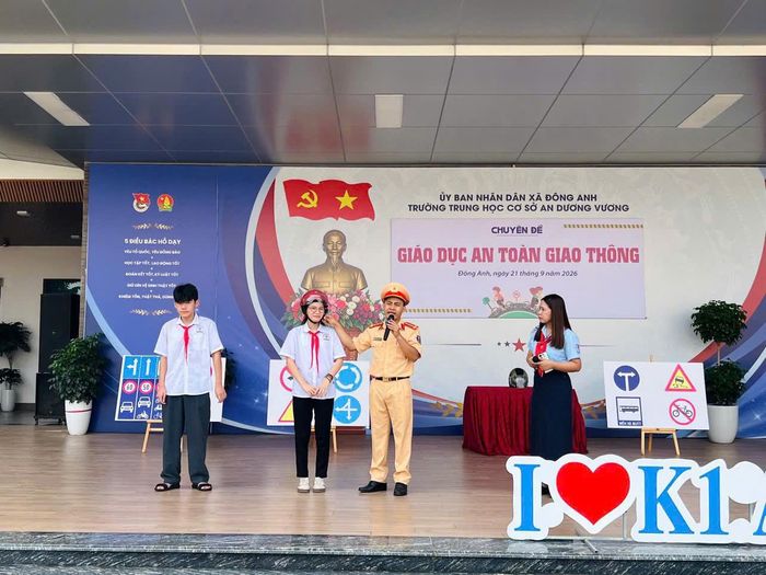 Học sinh được tham gia trải nghiệm hỏi đáp về an toàn giao thông, tham gia thực hành trực tiếp tại các chương trình truyền thông. Ảnh: PV