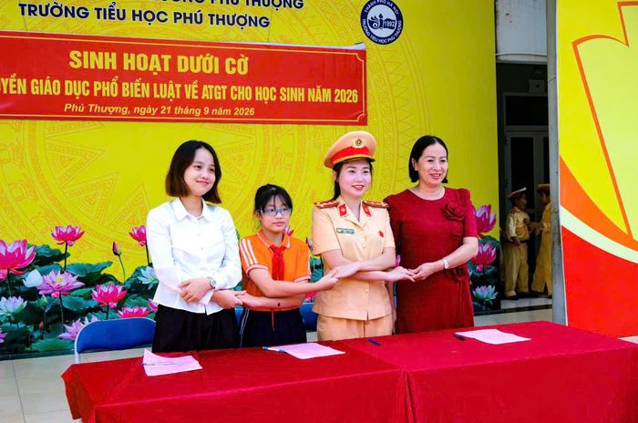 Các trường tổ chức ký cam kết xây dựng "Cổng trường an toàn giao thông". Ảnh: PV