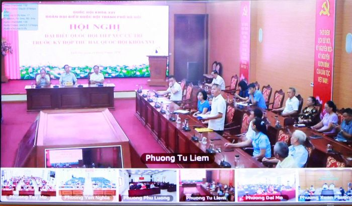 Cử tri phường Từ Liêm phát biểu, nêu ý kiến, kiến nghị tại điểm cầu UBND phường Từ Liêm. Ảnh: Văn Tuyến
