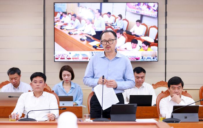 Đại diện Sở Nông nghiệp và Môi trường giải đáp ý kiến, kiến nghị của cử tri. Ảnh: Văn Tuyến