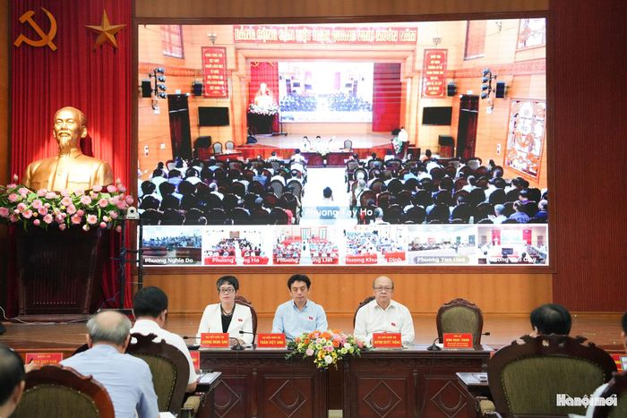 Các đại biểu tiếp xúc trực tiếp tại trụ sở phường Tây Hồ. Ảnh: Ngọc Tú