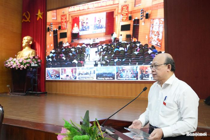 Phó Giám đốc Đại học Bách khoa Hà Nội Huỳnh Quyết Thắng tiếp thu và trả lời cử tri các vấn đề thuộc thẩm quyền. Ảnh: Ngọc Tú