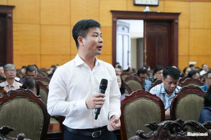 Cử tri đại diện Công ty cổ phần FSI (phường Tây Hồ) phát biểu ý kiến. Ảnh: Ngọc Tú