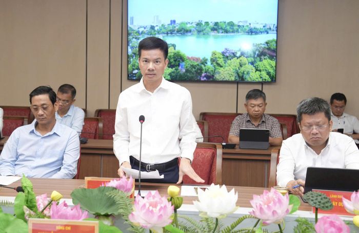 Phó Chủ tịch UBND thành phố Bùi Duy Cường yêu cầu các Ban Quản lý dự án đẩy nhanh tiến độ thi công các công trình tại thực địa. Ảnh: Phạm Hùng