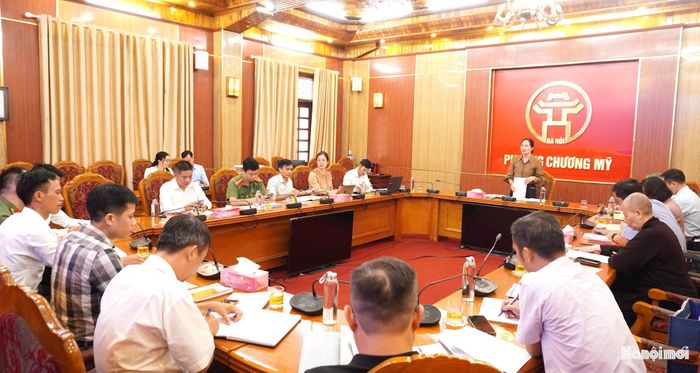 Quang cảnh buổi làm việc của Đoàn giám sát tại UBND phường Chương Mỹ. Ảnh: Lê Dung