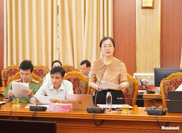 Trưởng phòng Văn hóa - Xã hội phường Chương Mỹ Nguyễn Minh Ngọc báo cáo tại hội nghị. Ảnh: Lê Dung
