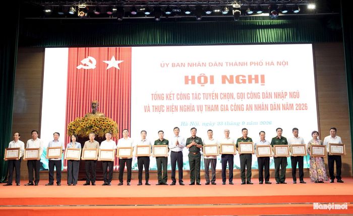 Phó Chủ tịch UBND thành phố Đỗ Anh Tuấn và Trung tướng Đào Văn Nhận, Tư lệnh Bộ Tư lệnh Thủ đô trao khen thưởng cho các tập thể có thành tích xuất sắc. Ảnh: Hồng Thái
