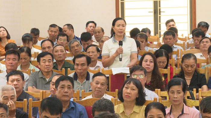Người dân phát biểu ý kiến, đề xuất các vấn đề liên quan đến đời sống dân sinh tại hội nghị. Ảnh: Mai Khôi.
