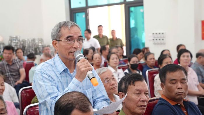 Người dân nêu ý kiến, kiến nghị tại hội nghị đối thoại với người đứng đầu cấp ủy, chính quyền xã Đông Anh. Ảnh: Mai Khôi.