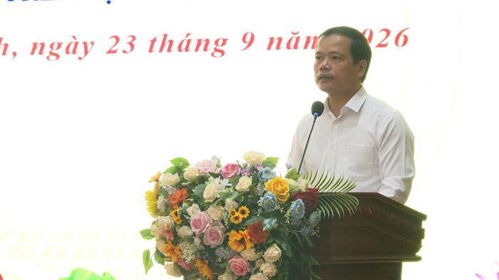 Đồng chí Nguyễn Văn Thiềng, Phó Bí thư Đảng ủy, Chủ tịch UBND xã Đông Anh phát biểu tại hội nghị đối thoại ngày 23/9. Ảnh: Mai Khôi.