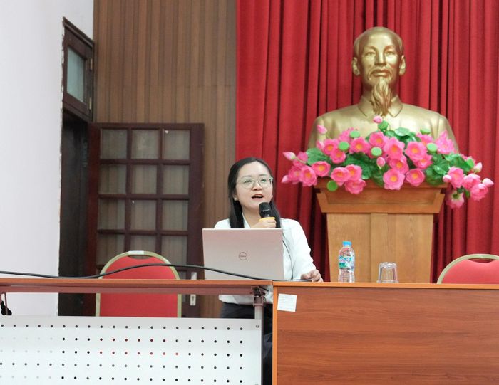 Các học viên được nghe TS Nguyễn Thị Thùy Linh truyền đạt chuyên đề “Khái quát lịch sử Đảng Cộng sản Việt Nam”. Ảnh: Hồng Thái