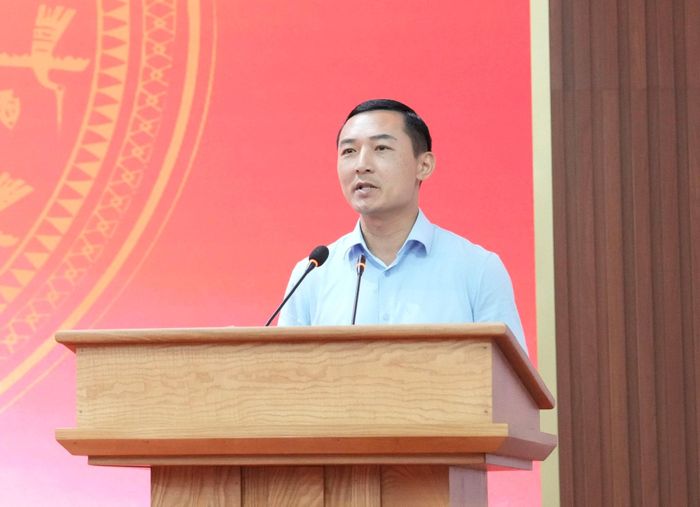 Phó Bí thư Đảng ủy UBND thành phố Hà Nội Doãn Trung Tuấn phát biểu tại lễ khai giảng. Ảnh: Hồng Thái