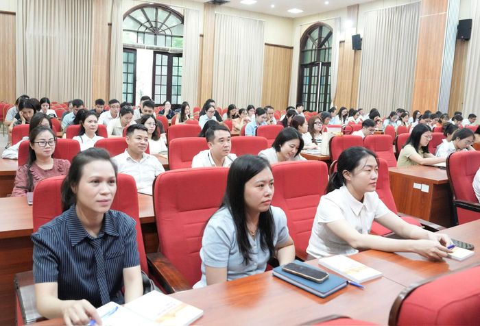 Các học viên tham gia lớp bồi dưỡng nhận thức về Đảng. Ảnh: Hồng Thái