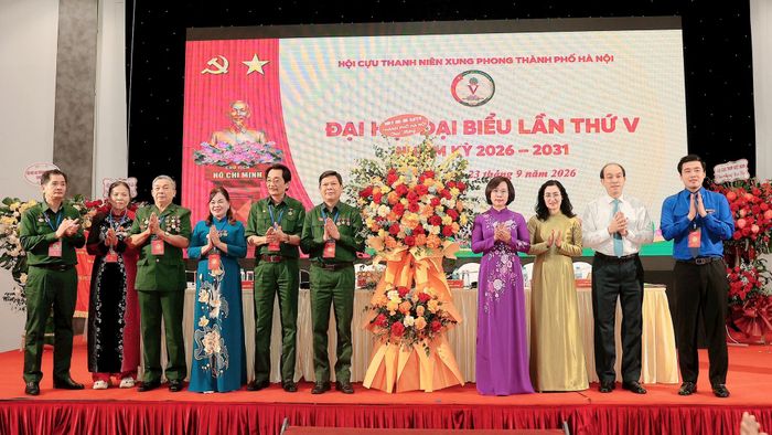 Ủy viên Ban Thường vụ Thành ủy, Chủ tịch Ủy ban MTTQ Việt Nam thành phố Hà Nội Bùi Huyền Mai chúc mừng Đại hội. Ảnh: Phương.