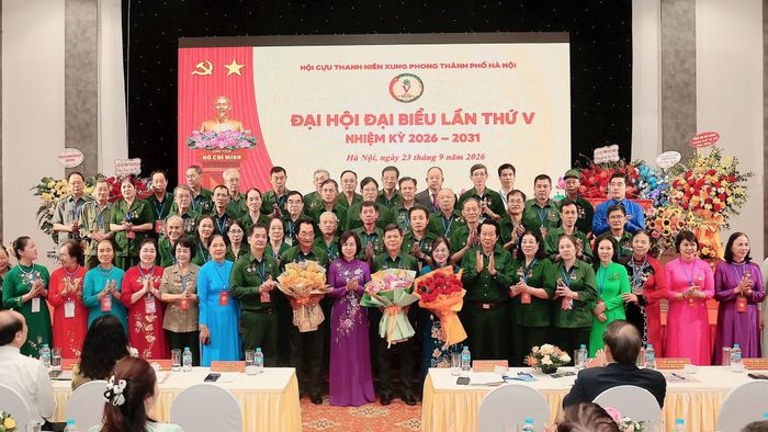 Ban Chấp hành khoá mới chụp ảnh lưu niệm với các đồng chí lãnh đạo Trung ương Hội và thành phố. Ảnh: Phương.