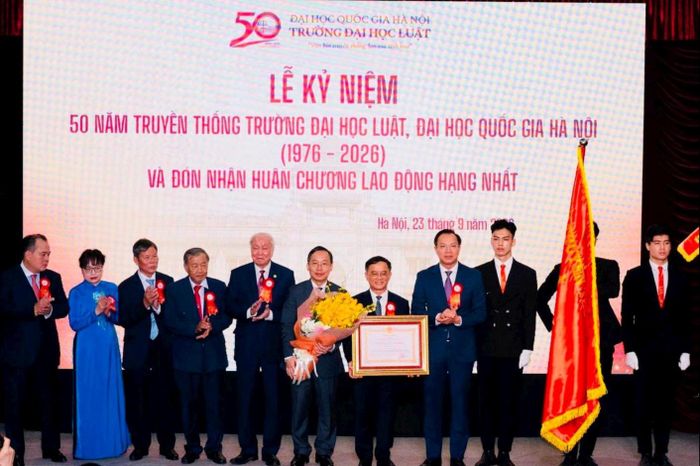 Trường Đại học Luật, Đại học Quốc gia Hà Nội đón nhân Huân chương Lao động hạng Nhất tại lễ kỷ niệm 50 năm thành lập.Ảnh: GM