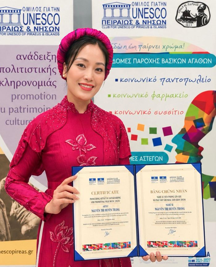 Huyền Trang hạnh phúc với danh hiệu được trao. Ảnh: Nhân vật cung cấp