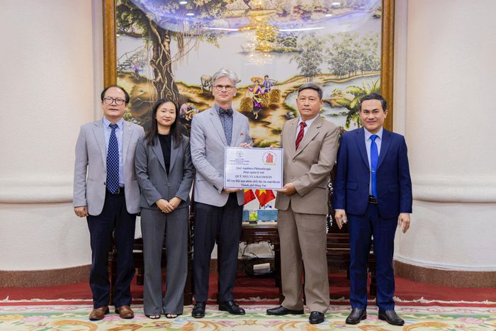 Đại sứ Pieter Leenknegt trao biểu trưng hỗ trợ 20 triệu đồng tới Hội Nạn nhân chất độc da cam/dioxin thành phố Đồng Nai. Ảnh: Cẩm Anh