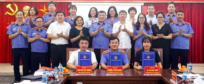 Đại diện Viện KSND khu vực 5, BHXH cơ sở Long Biên và BHXH cơ sở Gia Lâm ký Quy chế phối hợp nâng cao hiệu quả phát hiện, xử lý các vi phạm pháp luật về BHXH, BHYT, BHTN. Ảnh: PV